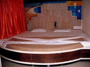 ראג'קוט Hotel Aditya מראה חיצוני תמונה