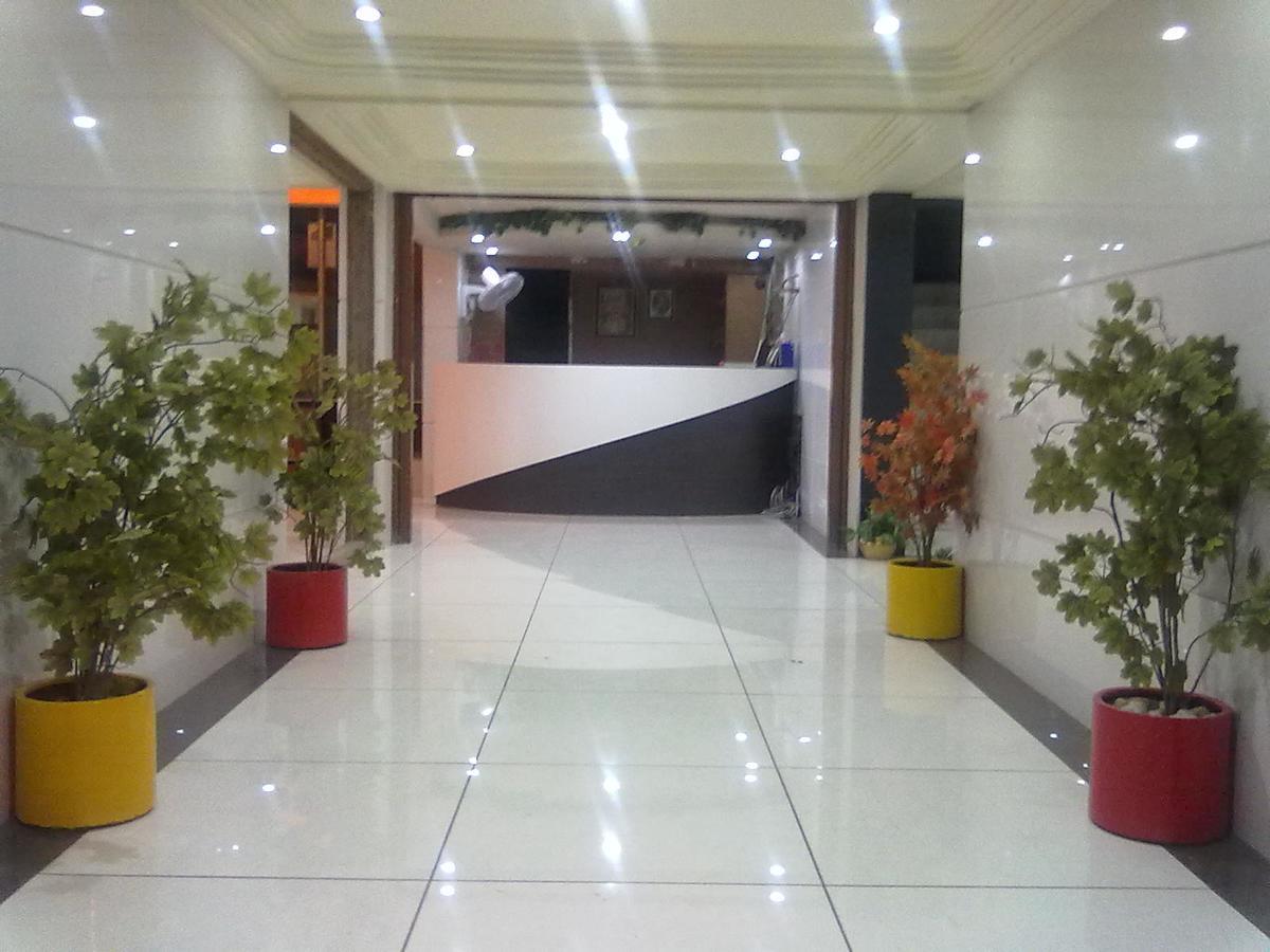 ראג'קוט Hotel Aditya מראה חיצוני תמונה