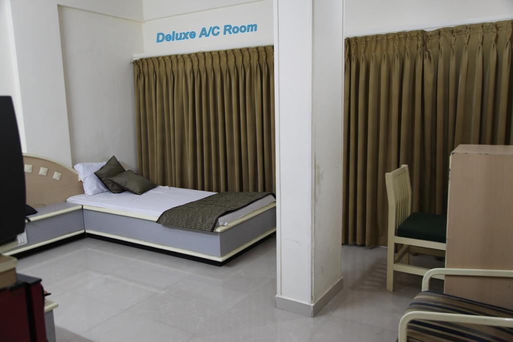 ראג'קוט Hotel Aditya מראה חיצוני תמונה