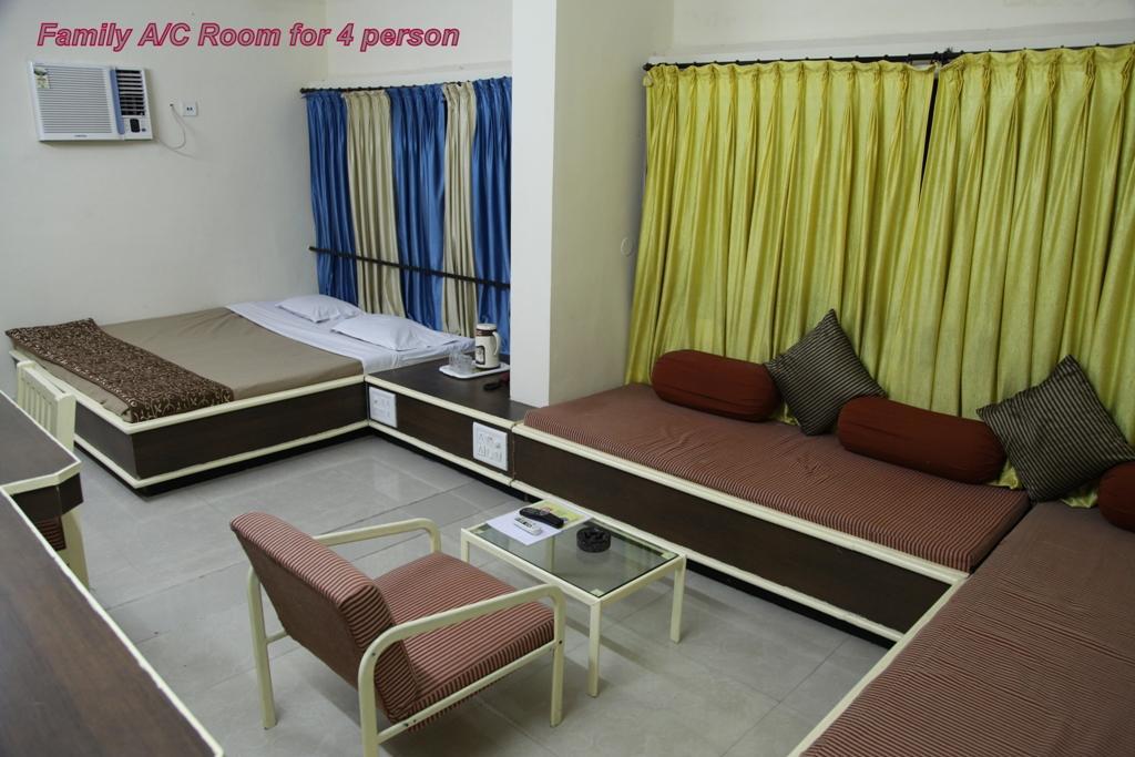 ראג'קוט Hotel Aditya מראה חיצוני תמונה