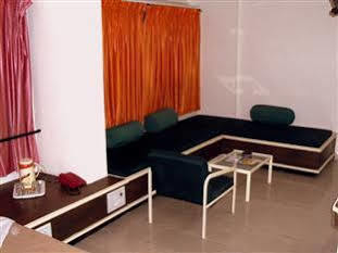 ראג'קוט Hotel Aditya מראה חיצוני תמונה