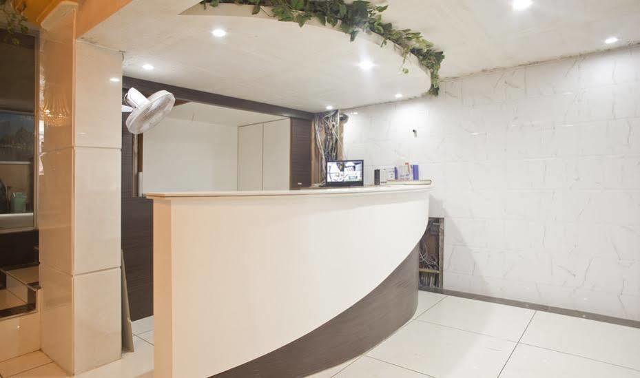 ראג'קוט Hotel Aditya מראה חיצוני תמונה